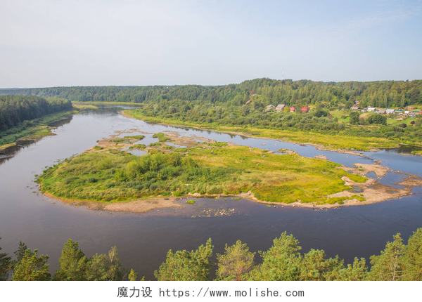 拉脱维亚自然景观Kraslava 市, 拉脱维亚。早期 moorning 阳光、河流和树木。自然照片与水。旅游照片2018.